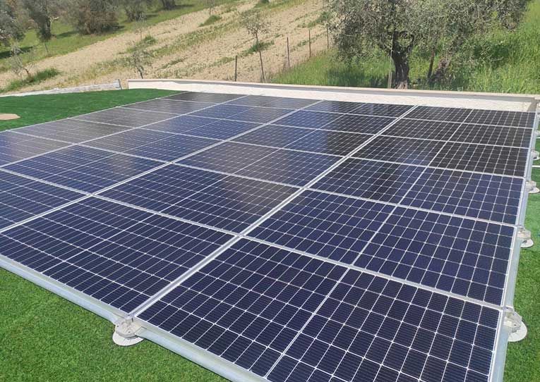 pannelli-fotovoltaici-supportati-da-piedini-k.jpg